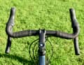 Top für Allrounder: Der Lenker des Koga lässt durch seinen "Rückwärtsschwung" (Backsweep) sportliche wie auch entspannt aufrechtere Haltungen zu. Zum Gravelbike passt er deshalb extrem gut.