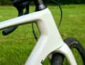 Fließende Formen, top Lack, wenig Ösen und Gewinde: Rad und Rahmenset sind ganz klar auf Sport ausgelegt, da aber Spaßgaranten.