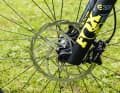 Safety First: Mit der 220er Scheibe am Vorderrad brennt in steilen, langen Abfahrten nichts an. Die Formula Cura am Foto-Bike war noch nicht original. In Serie verzögert eine Shimano XT.