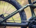 Ein umfangreicher Schutz von Ketten- und Sitzstrebe sollte Klappern bergab verhindern. Die Kettenstreben sind mit 451 Millimetern nicht sehr kurz für ein Light-E-MTB.
