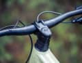 Die Züge laufen wie beim Carbon-Bike durch den Steuersatz in den Rahmen. Das Cockpit ohne Display wirkt aufgeräumt