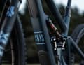 Mit ihren Vorgängern haben die neuen Bikes für den Trail- und All-Mountain-Einsatz kaum mehr gemein als das Ibis-Logo auf dem Steuerrohr - zumindest was die Optik anbelangt. Denn die Ibis-typische Formensprache mit zweigeteiltem Hauptrahmen und geschwungenem Oberrohr werfen die Kalifornier über Bord. Stattdessen prägen das Design nun gerade Linien und scharfe Kanten.