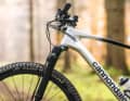 Mit langem Gabel-Offset kompensiert die Lefty Ocho Carbon die flache Front am Cannondale Scalpel HT.  