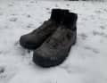 Der Schuh kam passend zum einsetzenden Winter in Bayern. Sauwetter, Schneematsch, Temperaturen weit unter Null am Gipfel. Da frieren Füße schnell zu Eisklumpen. Mit dem Fizik blieben sie aber über Stunden warm. Trotzdem ist der Schuh nicht ganz perfekt.