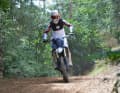 Downhill- und Motocross-Sport liegen gar nicht so weit auseinander. Training mit dem schweren Motorrad empfiehlt Nina Hoffmann aber nur erfahrenen Bikern.