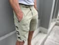 Wie an der Jeanshose: zwei Eingrifftaschen. Allerdings mit RV.