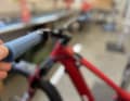 Newmen Vari Grip-System und Griffe: Die Justierung erfolgt über zwei Gewindestücke, die in Lenker und Griff einlaminiert sind.