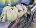 Arschrakete oder Arschkanone? Eher zweiteres, wie ich finde. Die Taschen von Fjällräven Specialized sind auf deren Website so nicht mehr zu finden...