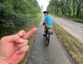 Was ist da los? Konflikte während der Tour kann man nie ausschließen. Dennoch sollte man bei der Wahl des Reisegefährten bereits abwägen, ob ihr ein gutes Match seid. Der Typ mit dem Finger und der auf dem Rad anscheinend nicht - zumindest in der Situation nicht.