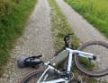 Laurin: „Wie kann man sein Bike nur so hinlegen!“ Ich: „Warum? Das liegt doch auf Pedal und Arschrakete.“ Laurin: „Geht gar nicht. Red Flag!“ Ich: „Sorry, ich musste so dringend!“