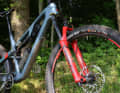 Zur soliden Ausstattung des Merida All Mountain Fullys gehört eine feuerrote Marzocchi Bomber Z1 Federgabel mit 150 Millimetern Federweg.