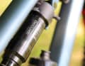 Im Heck steckt ein Rockshox Deluxe Select+ Dämpfer ohne Ausgleichsbehälter.