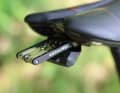 Versteckt unterm Sattel befindet sich ein kleines Multitool.