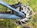 Große Bremsscheiben mit Centerlock-Aufnahme und Shimano SLX Vierkolben-Bremsen versprechen jederzeit ausreichend Verzögerung in der Abfahrt.