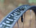 Ab Werk kommt der Carbonlaufradsatz von Specialized mit Tubeless-Ventilen und Tubeless-Felgenband.