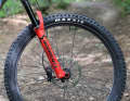 Leichte Tubeless-Laufräder, wie der Roval Traverse SL II, sind der Tuning-Tipp Nummer Eins für das Merida One-Forty. Der Wechsel erforderte allerdings auch neue Bremsscheibe mit 6-Loch-Aufnahme.