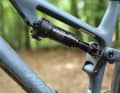 Kommt in langen Abfahrten an seine Grenzen: der kleine Rockshox Deluxe Select+ Dämpfer im Merida One-Forty 6000.