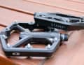 Crankbrothers Stamp 1 Gen 2: Zehn austauschbare Pins pro Seite beißen sich zuverlässig in die Sohle.