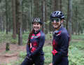 Der Spaß an der Sache hilft Isla Short und Nicolle Koller vom Ghost Factory Racing Team über die Sprachbarriere hinweg.
