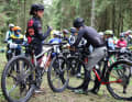 Anne Terpstra vom Ghost Factory Racing Team und Noah Sinner vom Ghost Junior Team sind bereit, ihre Gruppe zu führen.