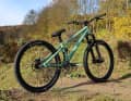 Von der Silhouette und der Geometrietabelle aus gesehen, ähnelt das Canyon Stitched 720 stark einem klassischen Dirtbike.