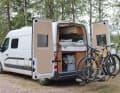 Um den Kofferraum eines Transporters mit Flügeltüren zugänglich zu halten, lässt sich der Eufab SD260 Fahrradträger bis zu 70 Centimeter weit ausziehen.