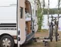 Der Eufab SD260 ist der einzige Fahrradträger für die Anhängerkupplung bei dem sich die Flügeltüren eines Camper-Vans vollständig öffnen lassen. Wir haben den Heckträger ausführlich getestet.