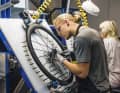 Handarbeit am neusten Produkt von Mavic, einem High-End-Vollcarbon-Laufrad.