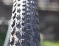Die zahmen Stollen des Specialized Air Trak bieten wenig Widerstand. Solange es trocken bleibt passt die Traktion.