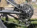 Der Bremssattel der TRP Evo X besitzt eine unauffällige Optik und versteckt sich hier zusätzlich hinter der Sitzstrebe.