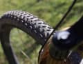 Dank großzügiger Freiräume bietet der Specialized Fast Trak an der Front eine gute Selbstreinigung bei Schlamm und lockeren Böden.