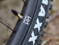 Ein Tubeless-Setup ist mit den Felgen von Newmen kein Problem. In der Handhabung leistet sich der Laufradsatz keine Schwächen.