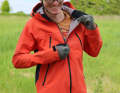 Gut Lachen trotz Weltuntergangs-Wetter: Die Leatt MTB HydraDri 5.0 verspricht besten Wind- und Regenschutz.