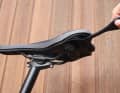 Das SQlab ClipOn im BIKE-Test. Mit einem kleinen Hebel wird das Polster auf die Basis aufgezogen.