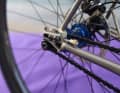 Leonard Börger, das Gesicht hinter Leovelo, steht auf Singlespeed-Bikes. Am Jungle Hunt wird die Kette mittels verschiebbarer Ausfallenden von Paragon Machine Works gespannt.