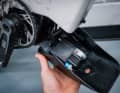 Im Akku-Cover ist Platz für ein Tool-Kit, ein hilfreiches Extra. Darunter liegt die Verkabelung und der 720er-Sram-Akku.
