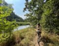 Singletrail-Action! Wie gerne wäre ich in den Fluss gesprungen, doch keine Zeit! Wir müssen Kilometer hinter uns bringen.