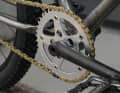 Kein Schmuckstück: die absolut hergerittene BMX-Kurbel. Schmucke Optik: das District 8-Kettenblatt mit goldener YBN-Kette.