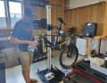 Matthias Eberle, Mechaniker bei Tektro, baut die neue Schaltgruppe ans Testbike.