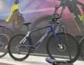 Etwas unscheinbar stellt der ehemalige Sport-Riese Reebok seine ersten E-Bikes auf der ISPO vor. Ja, Reebok hat jetzt eine Auswahl von E-MTBs, E-Gravelbikes, E-Commuter...