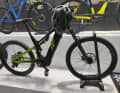 Ein paar ernsthaft sportlich sogar mit Vollcarbonrahmen, 150 mm Federweg und Mivice Motor.
