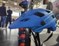 ... oder für das Gelände wie den blauen MTB-Helm mit Visier.