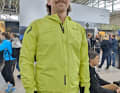 Vincent freut sich, denn Vincent darf die Gorewear Jacke mit dem ISPO Award schon tragen. Es ist aber noch ein Prototyp. Die Brusttasche wird noch gegen zwei Seitentaschen getauscht.