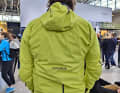 Die Laufjacke hat einige reflektierende Elemente und spezielle Bündchen an den Armen.