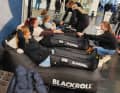 Auf der ISPO konnte man sie testen: die Blackroll Compression Boots. Anders als bei anderen Herstellern sind die Beine getrennt.