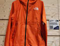 Northface ist hip, macht aber auch noch ernstzunehmende Ausrüstung. Diese Regenjacke nutzt 100 % recycelte Materialien und PFC-freie Beschichtung. Preis für die extrem leichte Papsura Futurelight: 400 Euro.