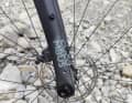Die Columbus Carbongabel ist ein Highlight, das man erst aus der Nähe erkennt. Sie dämpft herrlich und hat Anschraubpunkte fürs Bikepacking.