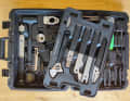 Er beinhaltet auch zahlreiche Tools, ...