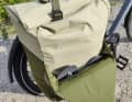 Hinter der Klappe, die den Rolltop-Verschluss fasst, soll ein Helm Platz finden. Ist der Deuter Xberg allerdings gut gefüllt, gehen eher nur Sandalen rein.