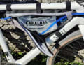 Das Herzstück der neuen Taschenserie von Camelbak: Die Rahmentasche mit Trinkblase.